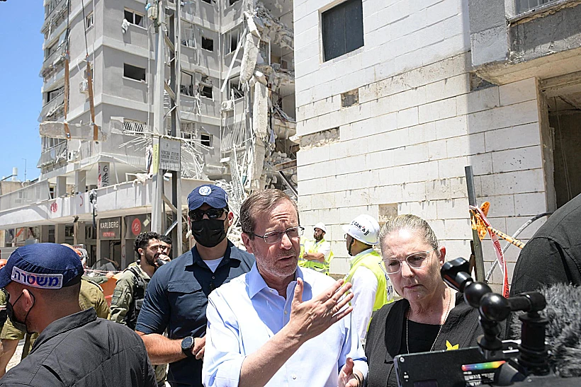 הנשיא הרצוג בזירת פגיעת הטיל האיראני בבת ים