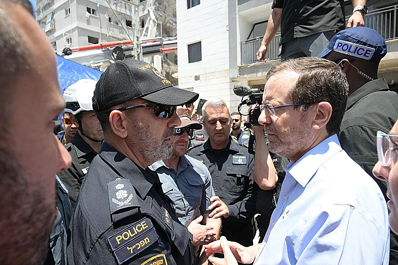 הנשיא הרצוג עם המפכ"ל דני לוי בזירת פגיעת הטיל האיראני בבת ים