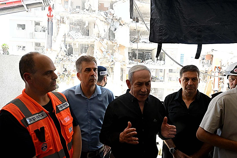 רה"מ נתניהו בזירת הנפילה בבת ים