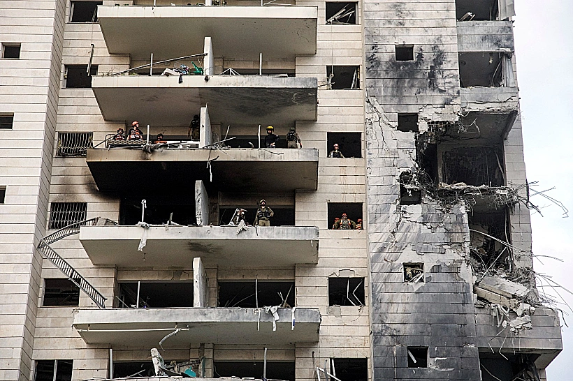 חילוץ פצועים באחת מזירות הנפילה במרכז