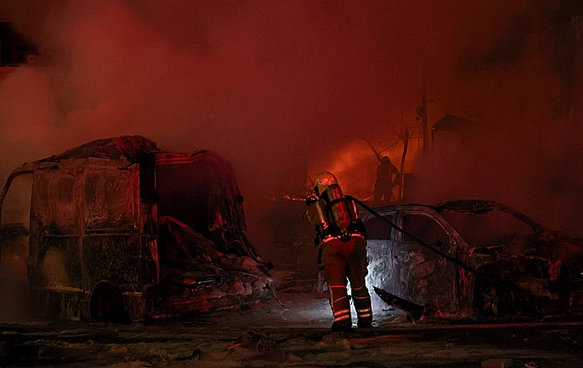 חילוץ פצועים באחת מזירות הנפילה במרכז