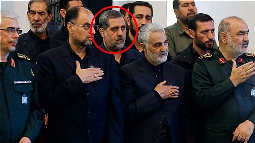 איזדי (בעיגול) עם בכירים במשמרות המהפכה