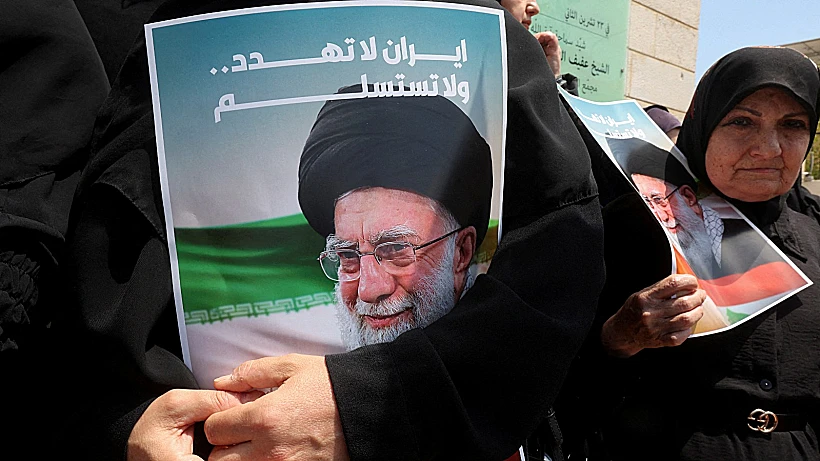 כרזות עם תמונת חמינאי בהפגנת תמיכה במשטר האיראני