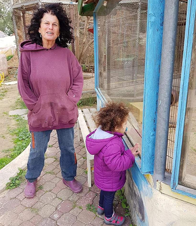 עפרה קידר עם נכדתה