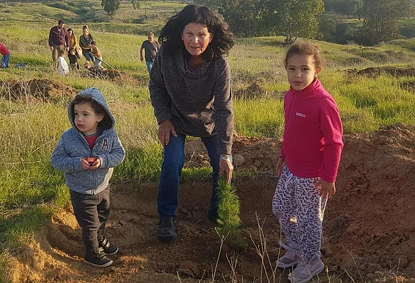 עפרה קידר עם שניים מנכדיה