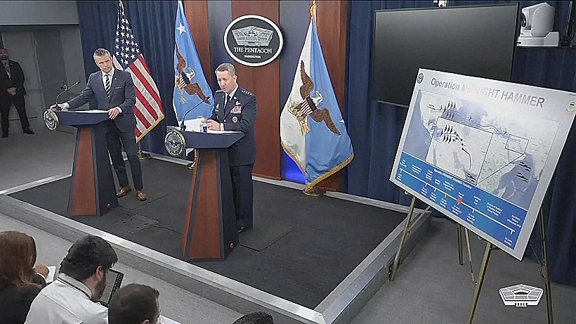 מזכיר ההגנה האמריקני פיט הגסת' ויו"ר המטות המשולבים גנרל דן קיין מציגים הדגמה של התקיפה באיראן
