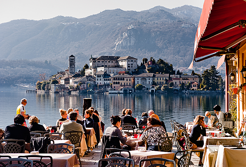 מבט על אגם אורטה והאי סן ג'וליו איטליה