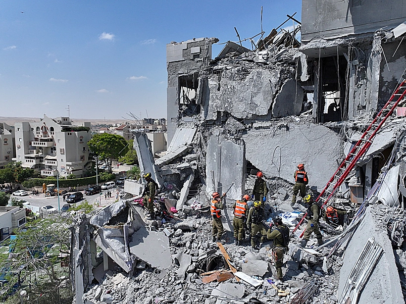 הרס בזירת פגיעת הטיל האיראני בבאר שבע