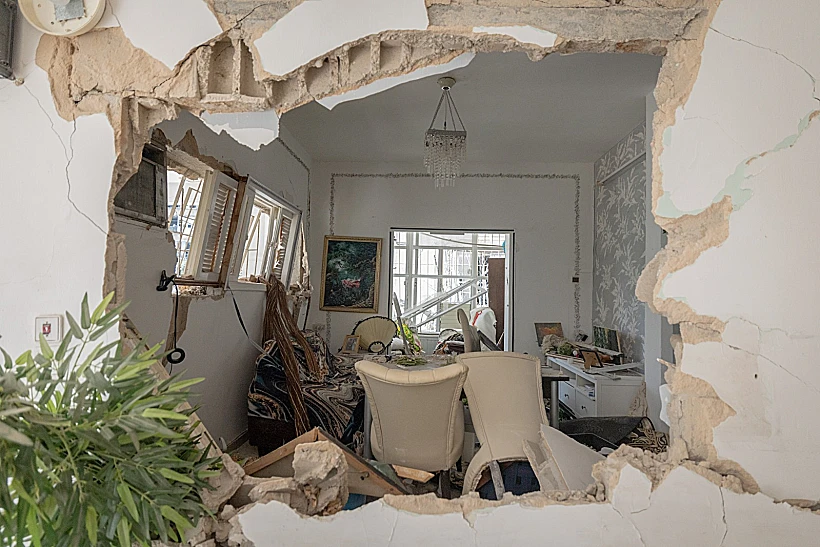 תיעוד הרס מבנה בבת ים מפגיעת טיל איראני