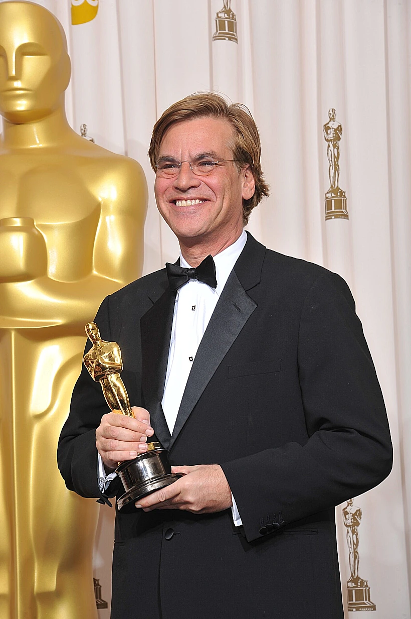 ארון סורקין עם פרס האוסקר שבו זכה על התסריט של "הרשת החברתית"