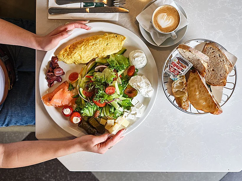 בוקר מעדניה, ג'הג'ה