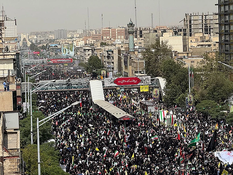 רבבות בהלוויות ענק למפקדי משמרות המהפכה שבחוסלו במכת הפתיחה