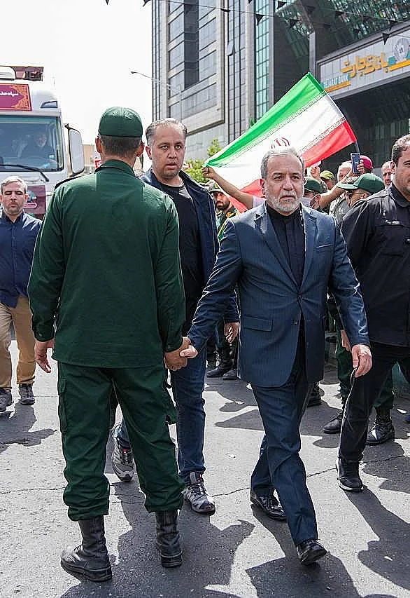 שר החוץ האיראני עבאס עראקצ'י בהלוויה ההמונית בטהרן