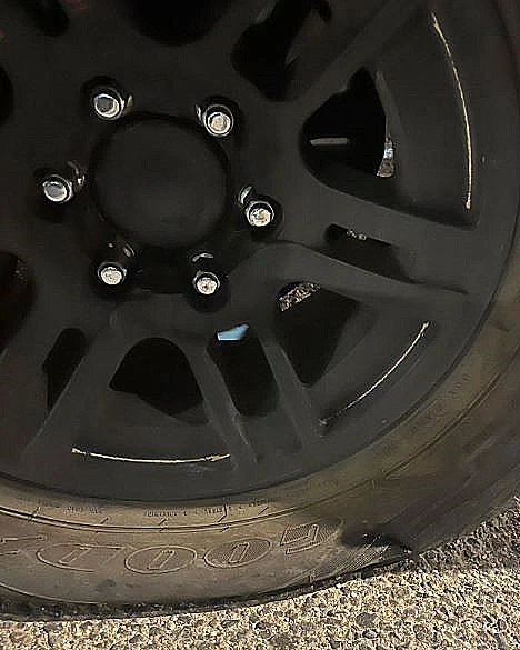 צמיג של רכב צבאי שנוקב על-ידי מתנחלים בבנימין