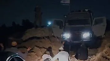 מתנחלים מול ג'יפ צבאי בבנימין