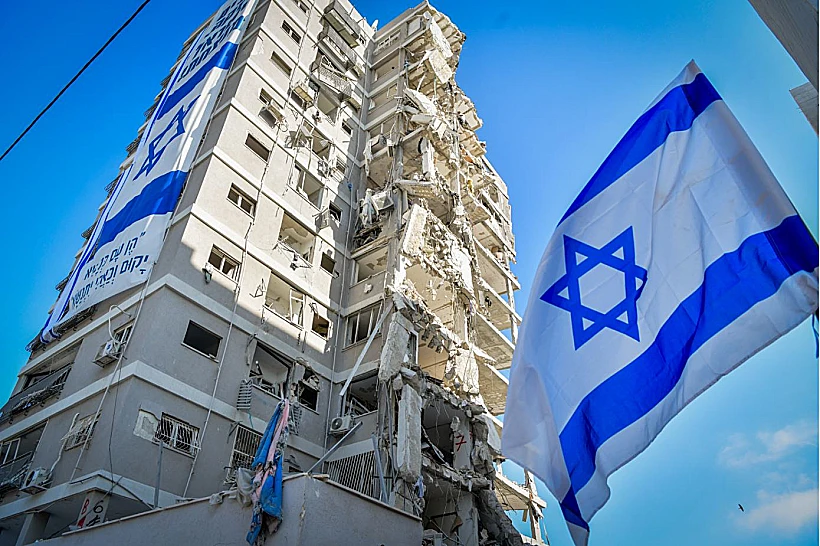 זירת הפגיעה הישירה בבניין בבת ים