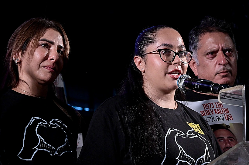 לירי אלבג לצד הוריה בכיכר החטופים בתל אביב