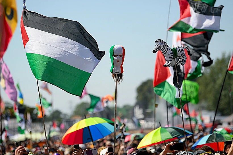 דגלי פלסטין בפסטיבל גלסטונברי
