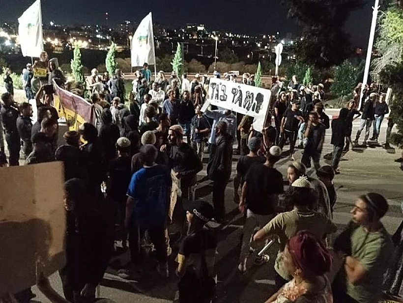 מתנחלים מפגינים מול מפקדת חטמ"ר בנימין