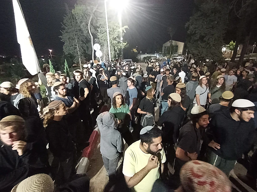 מתנחלים מפגינים מול מפקדת חטמ"ר בנימין