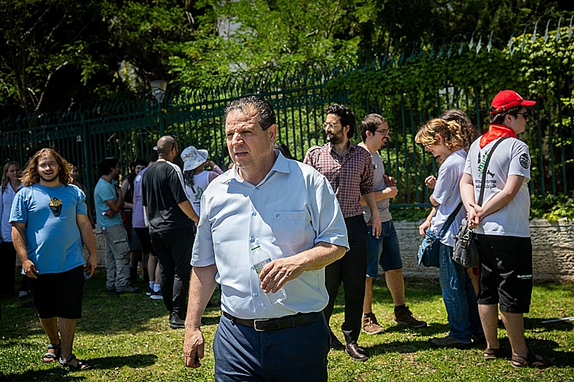 ח"כ איימן עודה היום מחוץ לכנסת, לצד מפגינים שהגיעו לתמוך בו