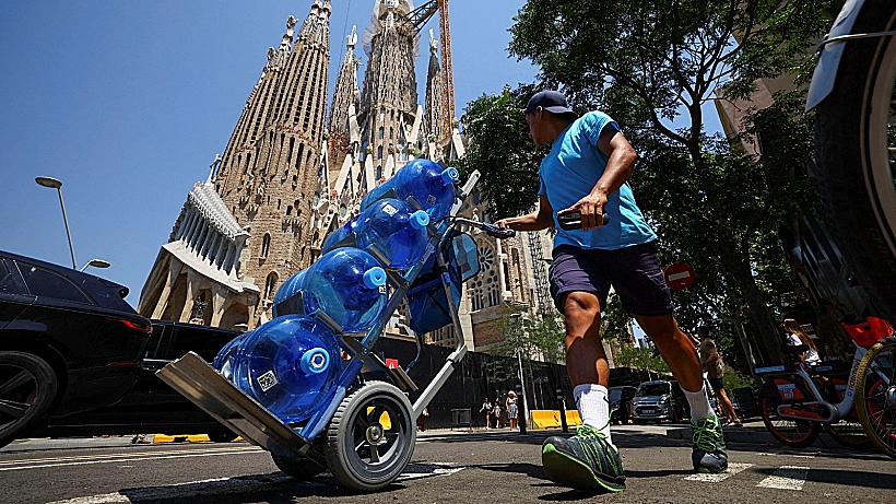 שליח נושא מים בברצלונה, במהלך גל החום