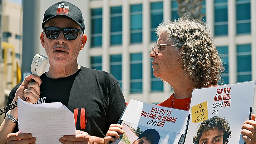 אביבה וקית' סיגל מול שגרירות ארה"ב בתל אביב