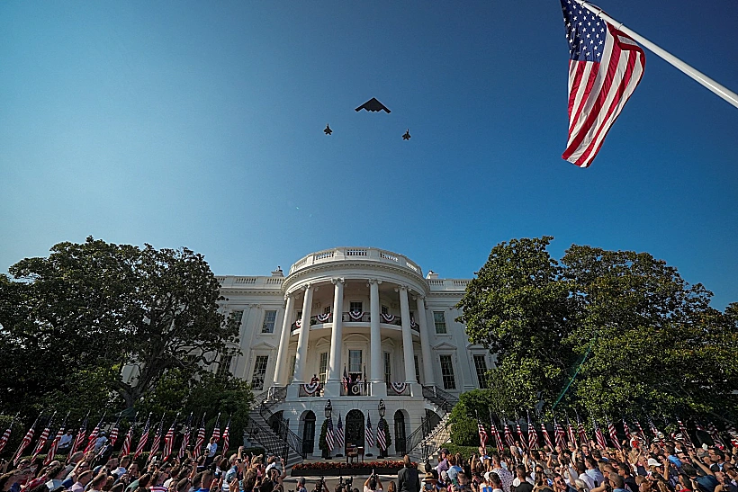 מפציץ B-2 מעל לבית הלבן