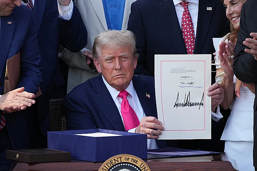 הנשיא טראמפ חותם על "החוק הגדול והיפה"