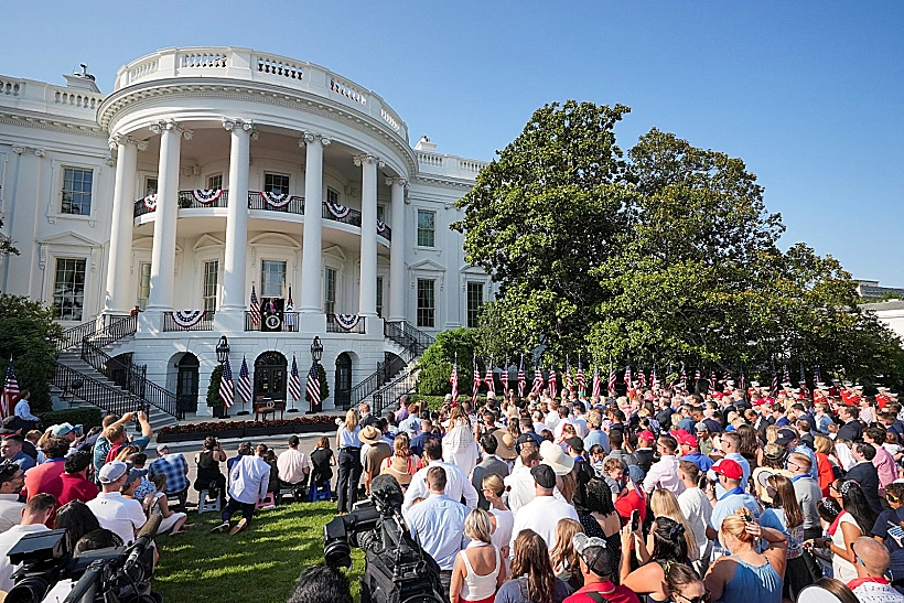 הנשיא טראמפ חותם על "החוק הגדול והיפה"