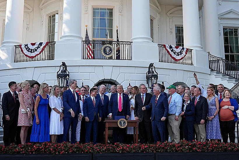 הנשיא טראמפ חותם על "החוק הגדול והיפה"