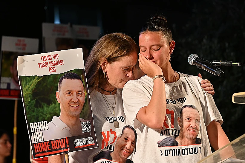 יובל ונירה שרעבי בכיכר החטופים בתל אביב