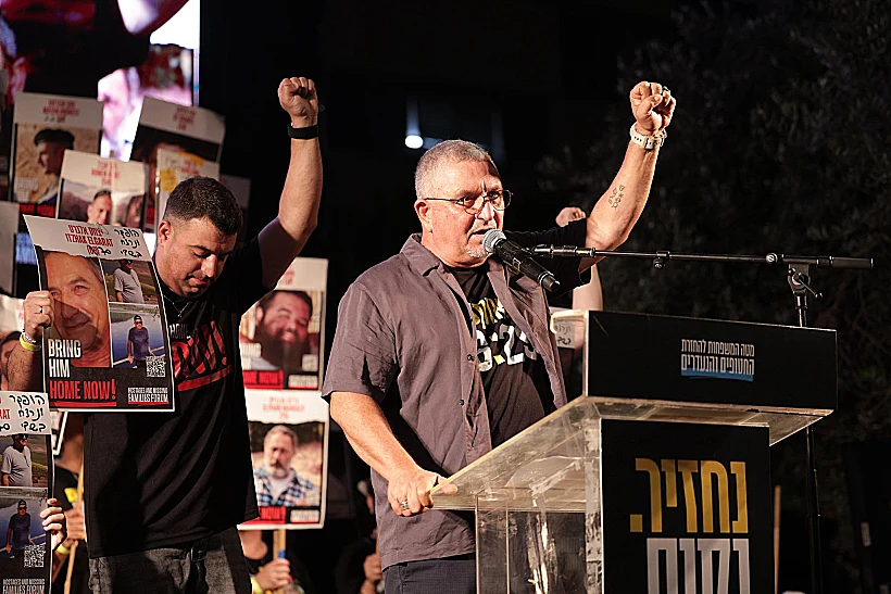 דני אלגרט בכיכר החטופים בתל אביב