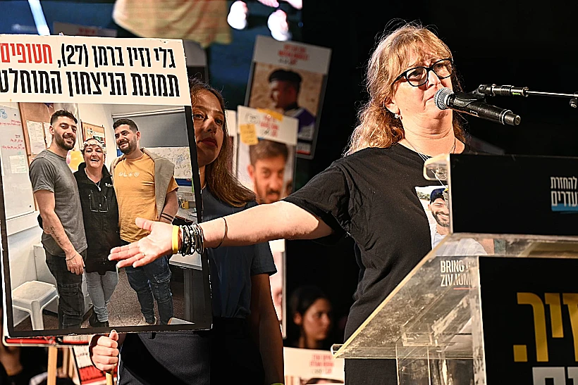 מכבית מאייר, דודתם של החטופים גלי וזיו ברמן בכיכר החטופים בת"א