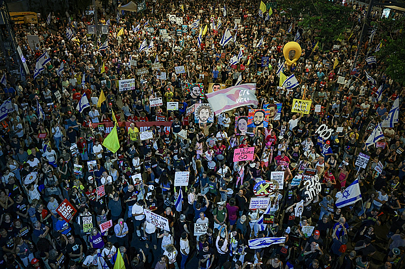 מפגינים למען השבת החטופים מחוץ לשער הקריה