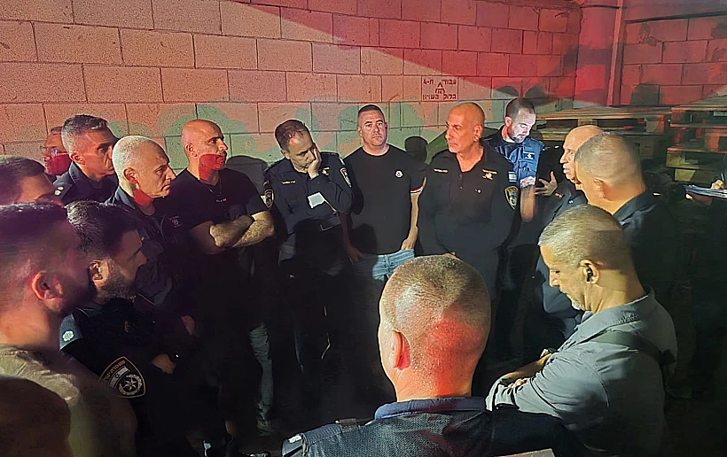 כוחות משטרה בזירת הרצח בטירה