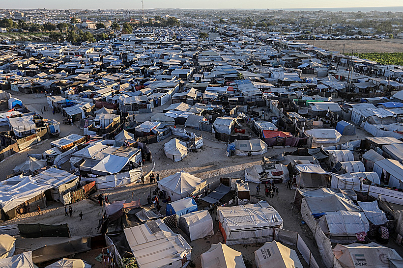 אוהלים של עזתים באזור המוואסי במרכז הרצועה