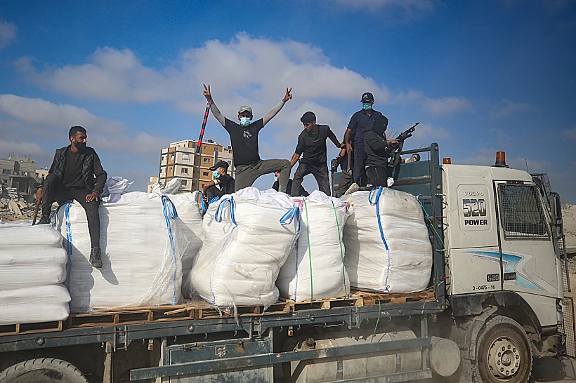 חמושים עזתים על משאית סיוע הומניטרי בעזה