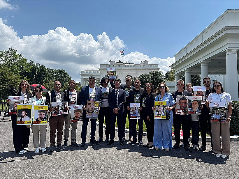 משפחות חטופים מחוץ לבית הלבן