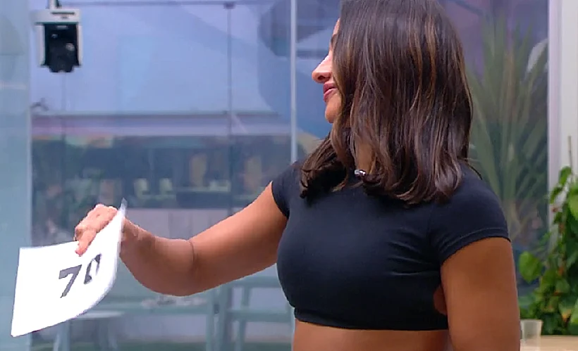 שני מציגה לדיירים את מספר הפסילות המותר שהוקצה להם לפני תחילת המשימה