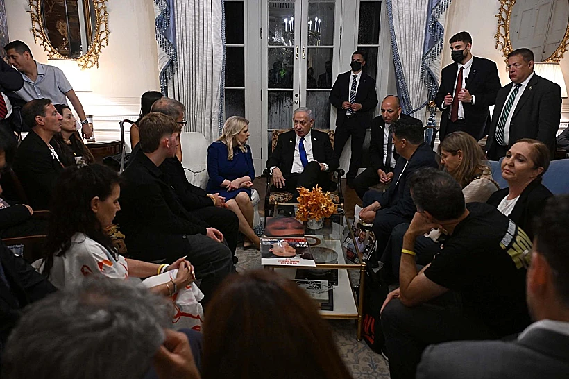 נתניהו במפגש עם משפחות חטופים בוושינגטון