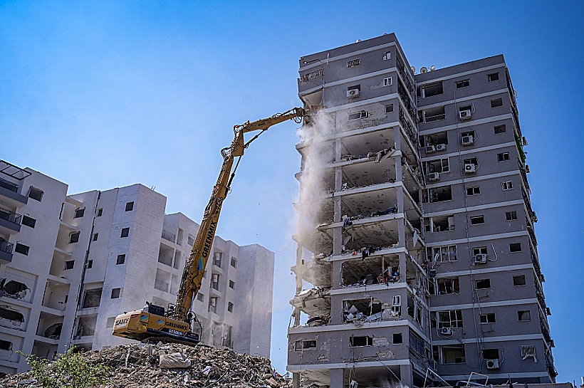 הריסת הבניין שנפגע מטיל איראני בבת ים
