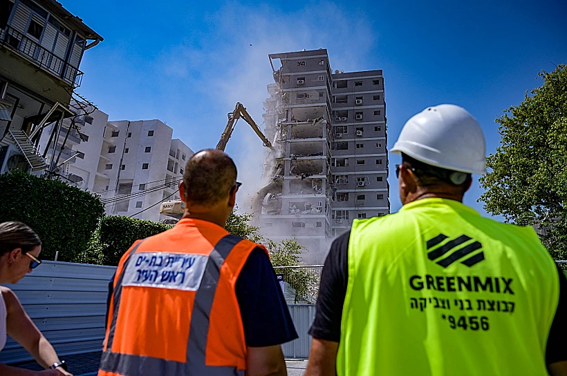 הריסת הבניין שנפגע מטיל איראני בבת ים