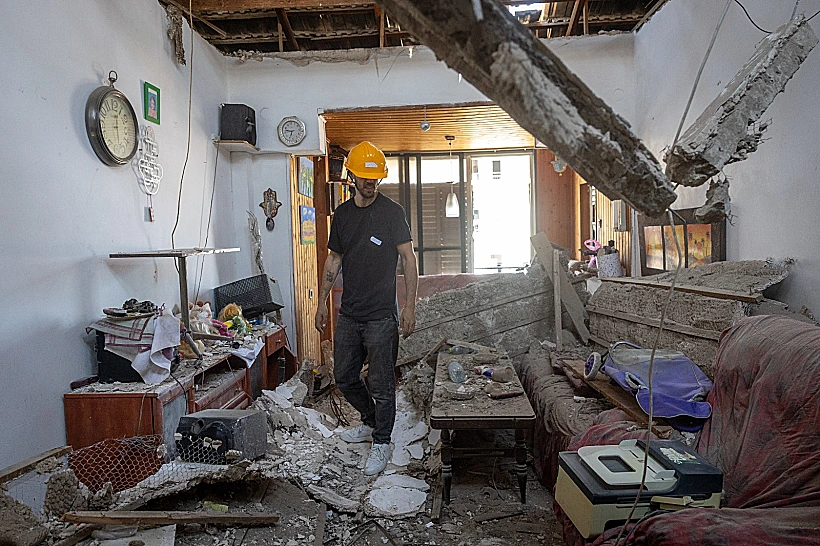 ההרס בבניין שנפגע מטיל איראני בבת ים