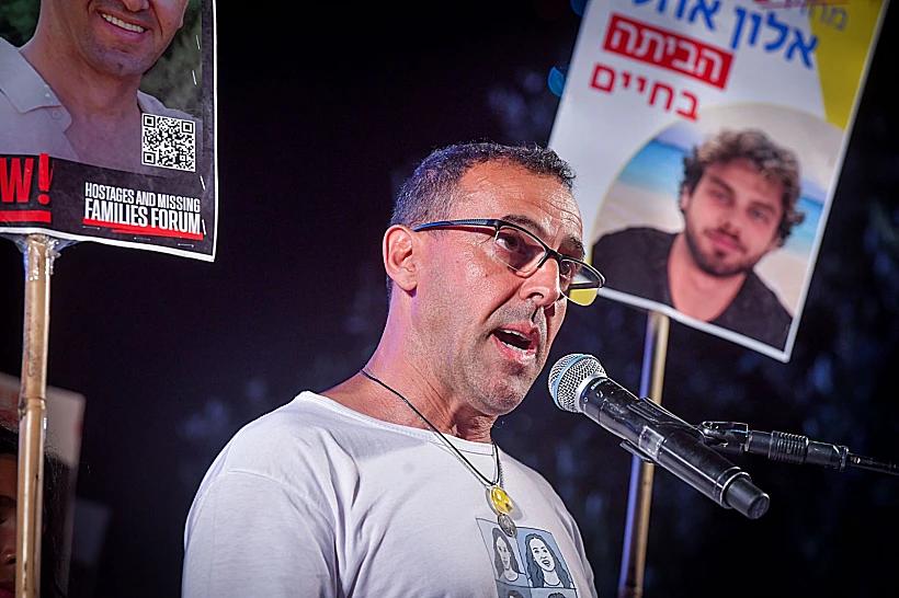 אלי שרעבי נואם בכיכר החטופים