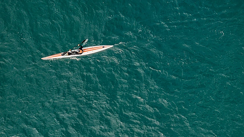 חתירה בקיאק בים הפתוח