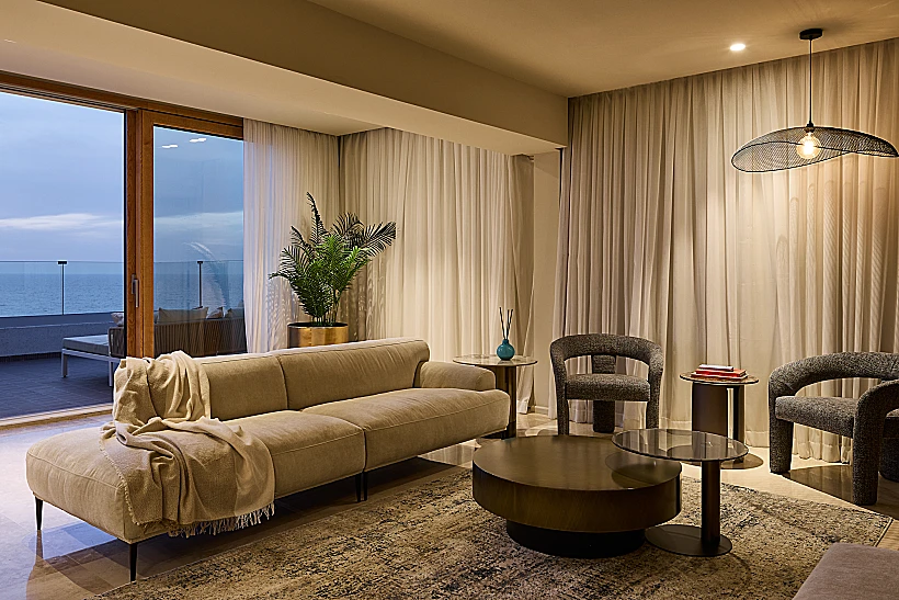 הסלון המפנק בסוויטה של מלון JEWEL