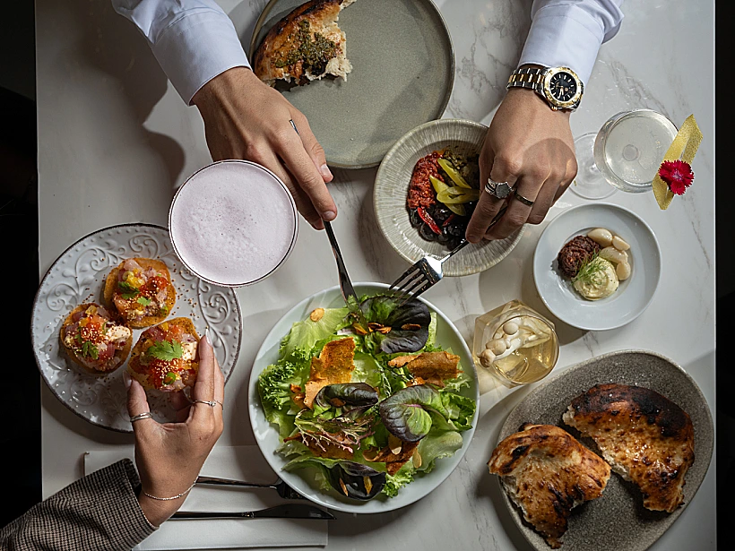 מנות החלוקה בבר הקוקטיילים של מלון JEWEL