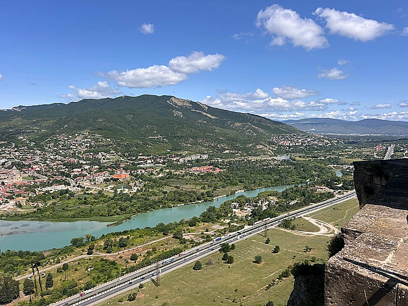 הנוף ממנזר Jvari גאורגיה