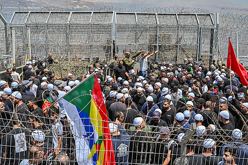 אזרחים דרוזים מפגינים בגבול סוריה